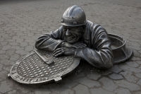 Памятник водопроводчику в центре Омска